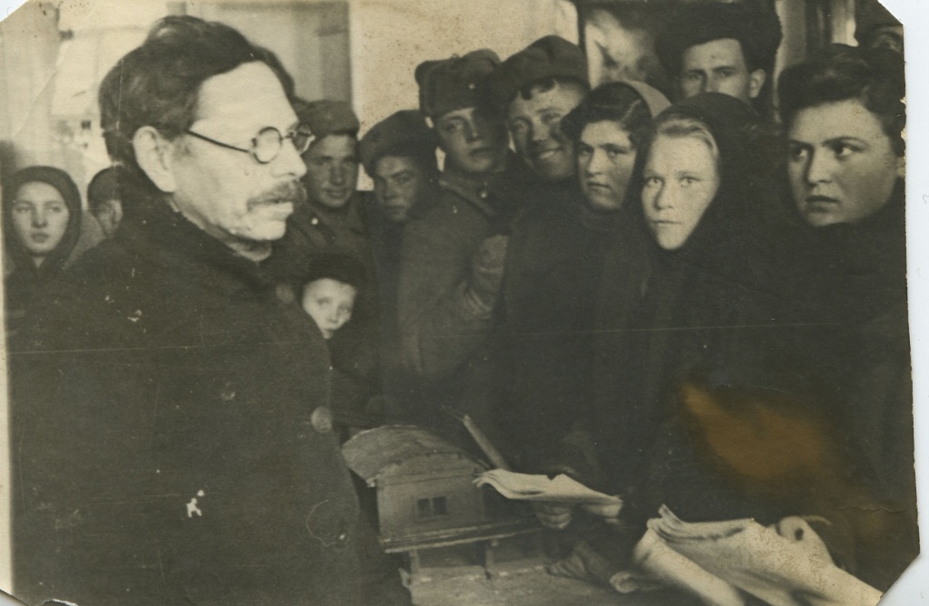 новиков проводит экскурсию по музею 1940.jpg